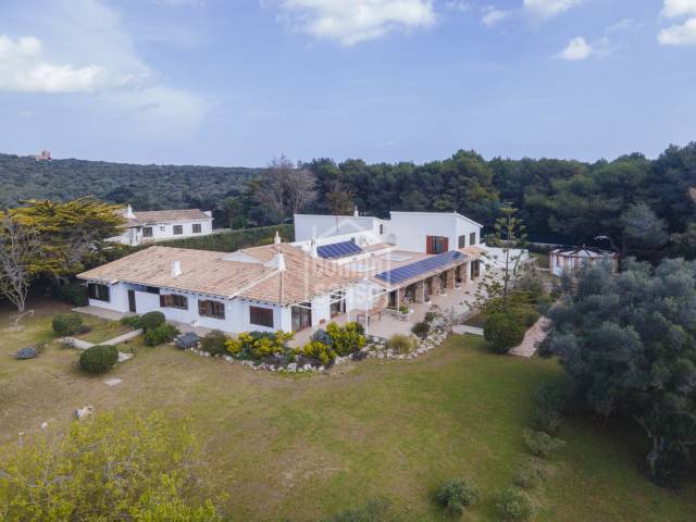 Spektakuläre Villa mit Innenpool in s'Atalaia, Menorca.