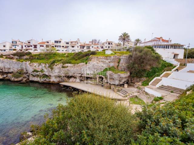Edificio con ristorante e abitazione in prima linea a Sol del Este, Menorca.