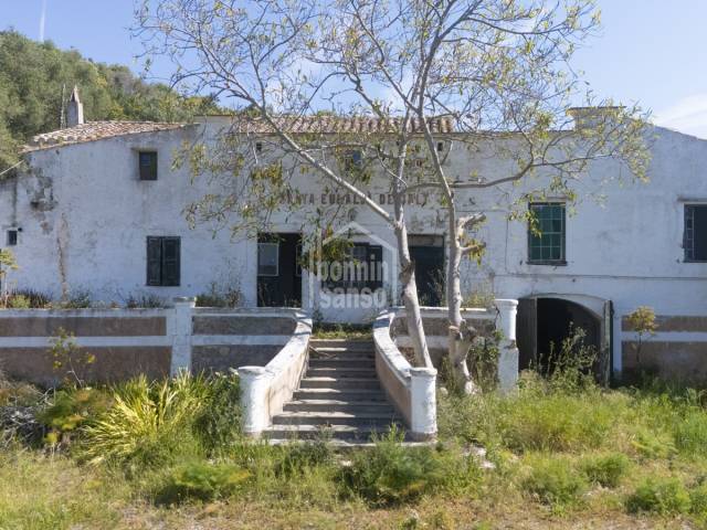 Außergewöhnliches Landgut mit historischem Charakter und landwirtschaftlichem Potenzial. Menorca