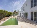Chalet contemporáneo con piscina privada en Cala Llonga, Menorca