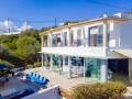 Una villa moderna y elegante, situada justo al borde del mar Mediterráneo, Menorca.