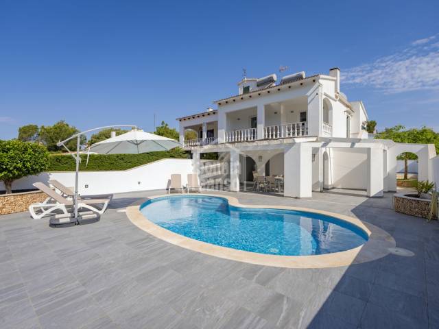 Exclusiva villa de gran tamaño con licencia turística en Cala Galdana, Menorca