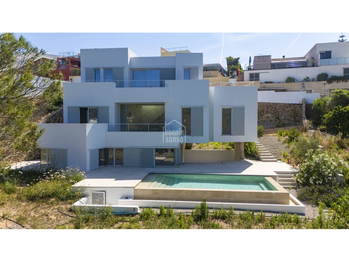 Chalet de diseño contemporaneo de nueva construcción en Cala Llonga, Mahón