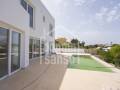 Chalet contemporáneo con piscina privada en Cala Llonga, Menorca