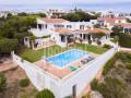 Chalet con piscina y vistas al mar en Cala Llonga, Menorca