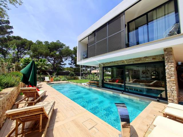 Spectacular villa for sale in a tranquil and exclusive area of Cala Galanda, Menorca.