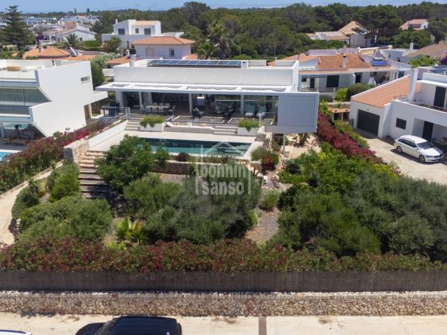 Villa de diseño contemporáneo con vistas panorámicas al Mediterráneo, Cala Canutells, Menorca.