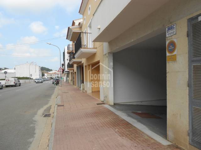 Plaza de aparcamiento en el pueblo de Es Mercadal, Menorca