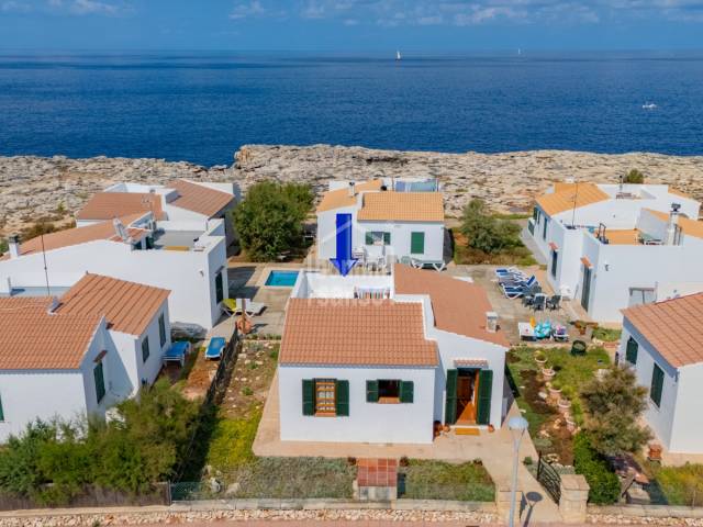 Chalet avec piscine commune en deuxième ligne de mer à Cala Blanca, Ciutadella, Minorque