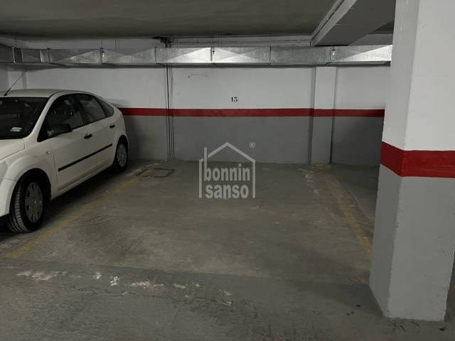 Plaza de parking para coche en Mahón, Menorca