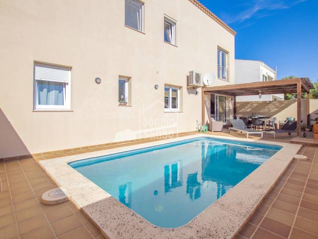 Encantadora planta baja con patio y piscina en Sant Lluís, Menorca.