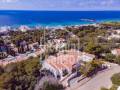 Impresionante villa mediterranea con magnificas vistas sobre la costa sur. Santo Tomas. Menorca.