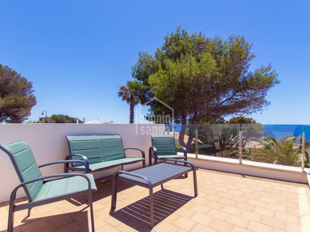 Moderne Villa an der malerischen Küste von Binibeca. Menorca
