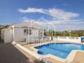 Dos chalets que comparten piscina con vistas al campo en Calan Porter, Menorca