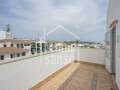 Edificio residencial con varios apartamentos, garaje y vistas al puerto en Es Castell, Menorca.