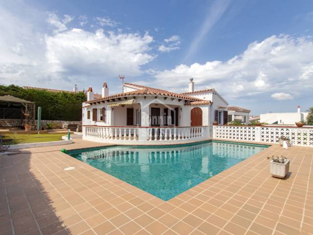 Preciosa villa con jardín y piscina en Calan Porter, Menorca