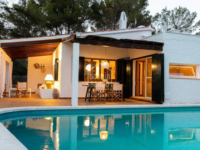 Encantadora villa rústica con piscina, hermosos jardines y vistas lejanas al mar en Binibeca, Sant Lluis, Menorca.