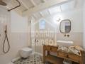 Elegancia atemporal y confort contemporáneo en una casa de pueblo restaurada con exquisito gusto. Alayor. Menorca