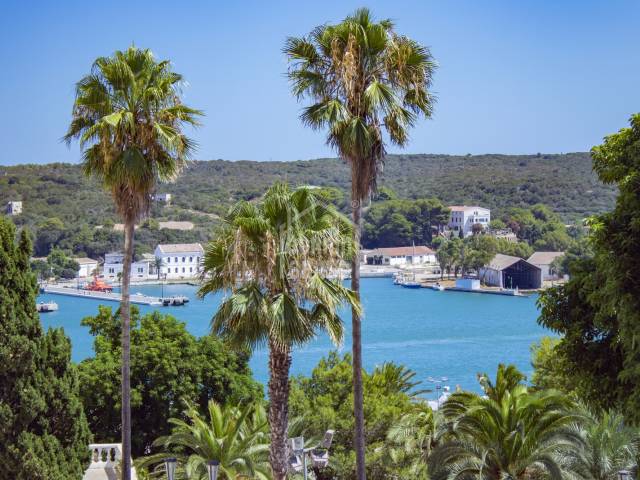 Moderne Wohnung mit Blick auf die Hafeneinfahrt in Mahon , Menorca.
