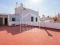 Affascinante casa a schiera con garage, patio e tre terrazze – tanta luce a Ciutadella, Minorca