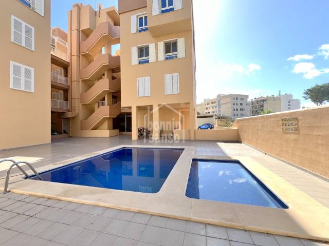 Apartment mit seitlichem Meerblick am Hafen von Cala Bona. Mallorca.