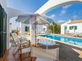 Chalet con piscina in comune in seconda linea sul mare a Cala Blanca, Ciutadella, Minorca