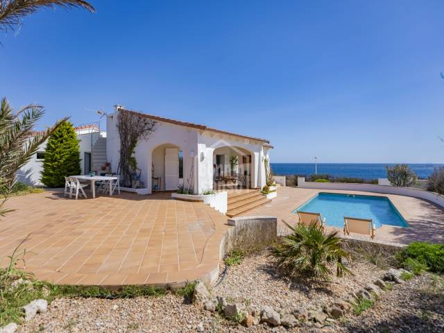 Mediterrane Villa in erster Meereslinie mit Panoramablick in Salgar, Menorca
