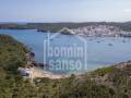 Encisadora caseta de pescadors menorquina, a tocar de la platja a Menorca