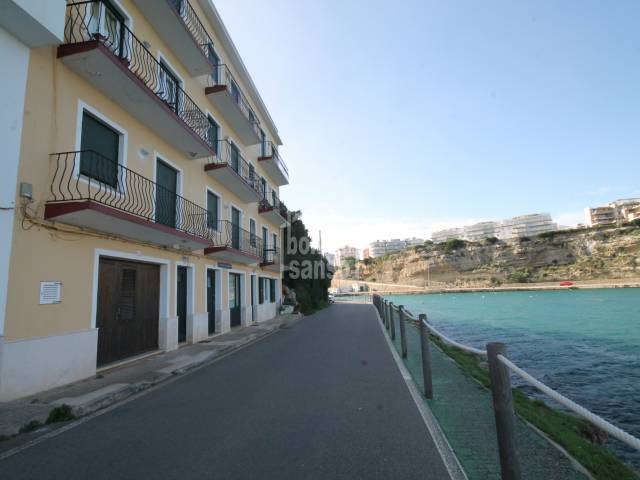 Apartamento reformado de una habitación con vistas al mar, puerto de Mahón, Menorca.