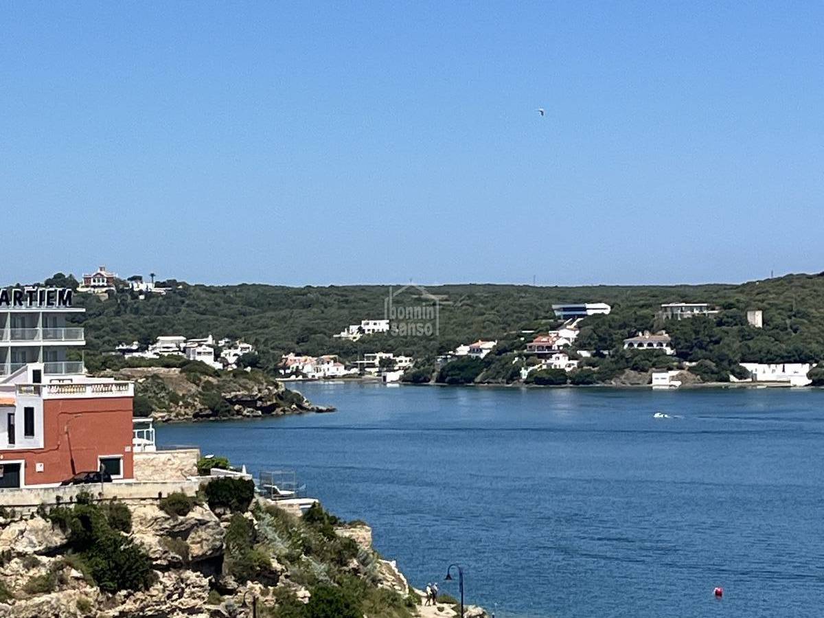 Elegante apartamento renovado con vistas al Puerto de Mahón en Es Castell, Menorca