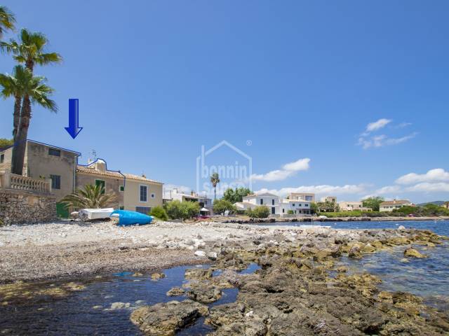 Haus in erster Meerlinie in Port Nou, eine idyllische und priviliegierte Lage der mallorquinischen Küste. Das Haus bietet eine Wohnfläche von ca. 360m²