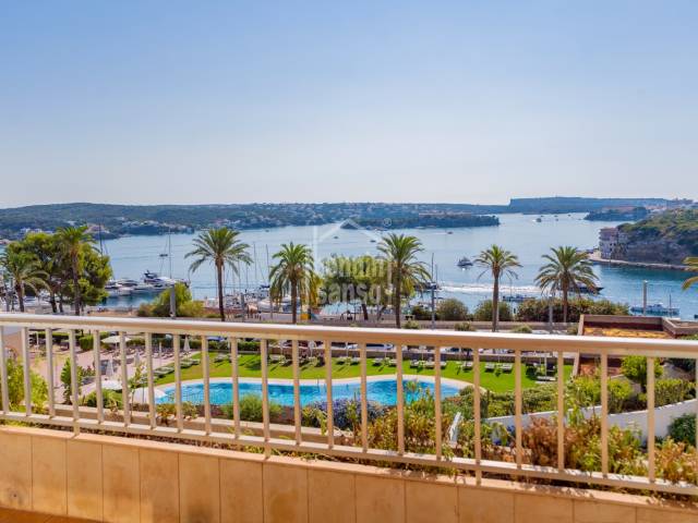 Un balcon donnant sur le port de Mahon, Minorque