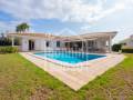 Villa independiente de una sola planta con vistas al mar en cala llonga, Menorca