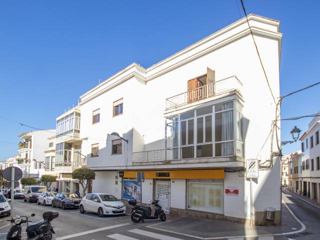 Edificio situado en el mejor punto comercial del centro de Alaior -Menorca-