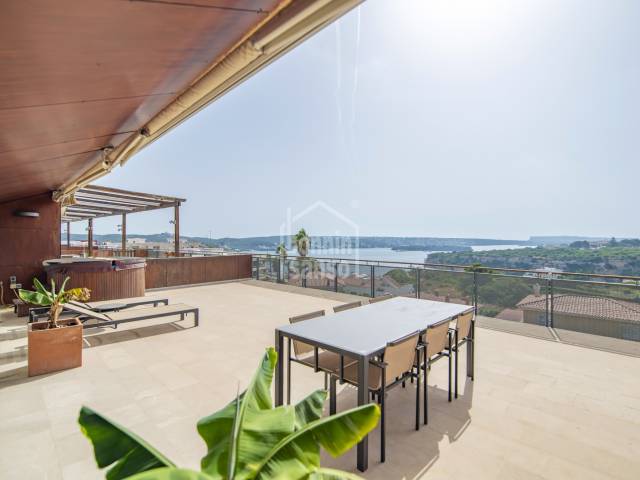 Fantastisches Penthouse in Mahón mit Panoramablick auf die Hafeneinfahrt von Mahón, Menorca.