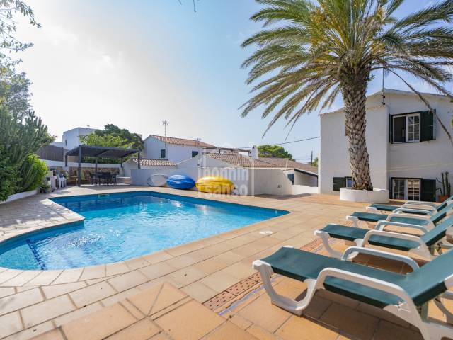 Típica casa Menorquina con piscina en la pintoresca urbanización de Alcaufar, Menorca