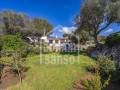 Elegant chalet amb jardí mediterrani i entorn tranquil a Binixica, Menorca