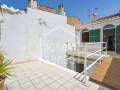Casa en venta con patio, terraza y múltiples posibilidades, Mahón, Menorca