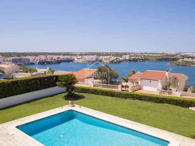 Villa independiente de una sola planta con vistas al mar en cala llonga, Menorca