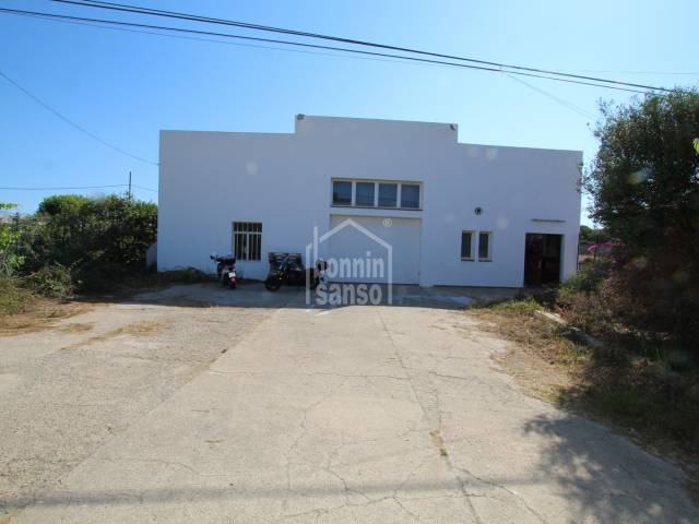 Nave y oficinas en Alayor, Menorca  visto desde la carretera principal.