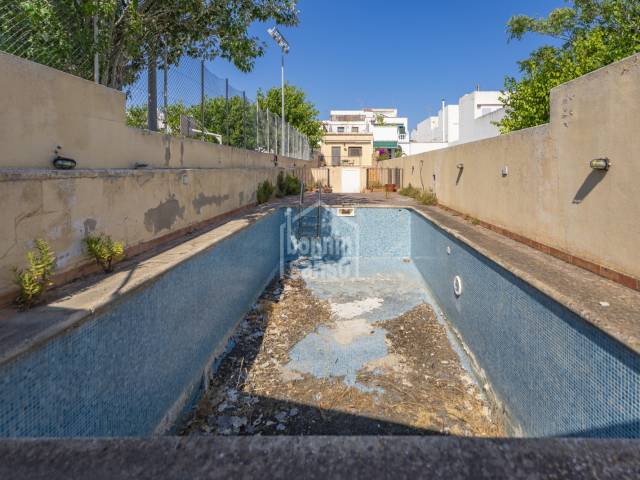 Charmante maison de ville avec jardin et piscine au cœur de Mahón, Minorque
