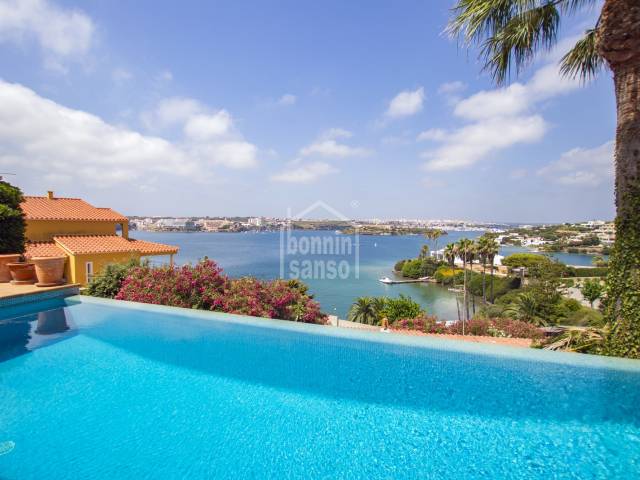 Splendide villa avec de magnifiques vues sur le port de Mahon, Minorque