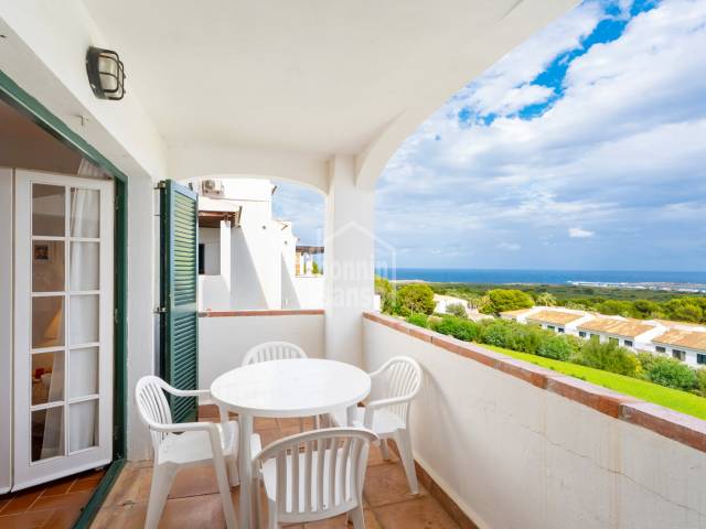 Schöne Zweizimmerwohnung mit Meerblick in Coves Noves, Menorca.