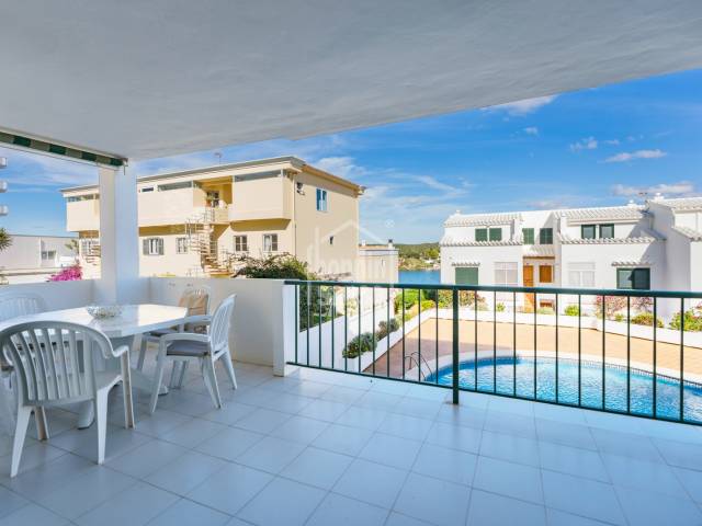 Acollidora planta baixa amb accés al jardí i vista parcial a la mar a Es Castell. Menorca