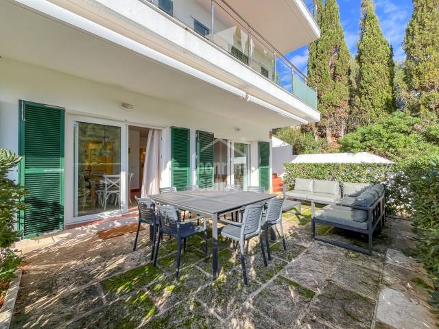 Dúplex lluminós amb pati privat a Coves Noves, Menorca.