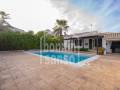 Encantador chalet mediterráneo con vistas al mar y piscina privada en Cala Llonga, Menorca