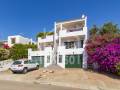 En Puerto de Addaia, Menorca interesante apartamento con vistas espectaculares al mar.