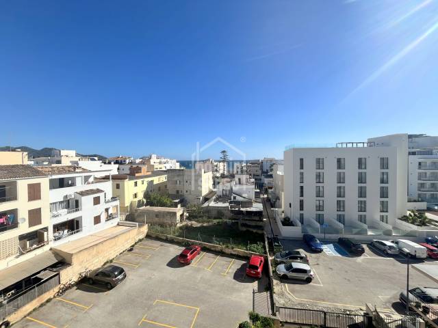 Assolellat apartament a la quarta planta a Cala Bona, Mallorca.