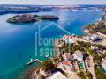 Una villa moderna y elegante, situada justo al borde del mar Mediterráneo, Menorca.