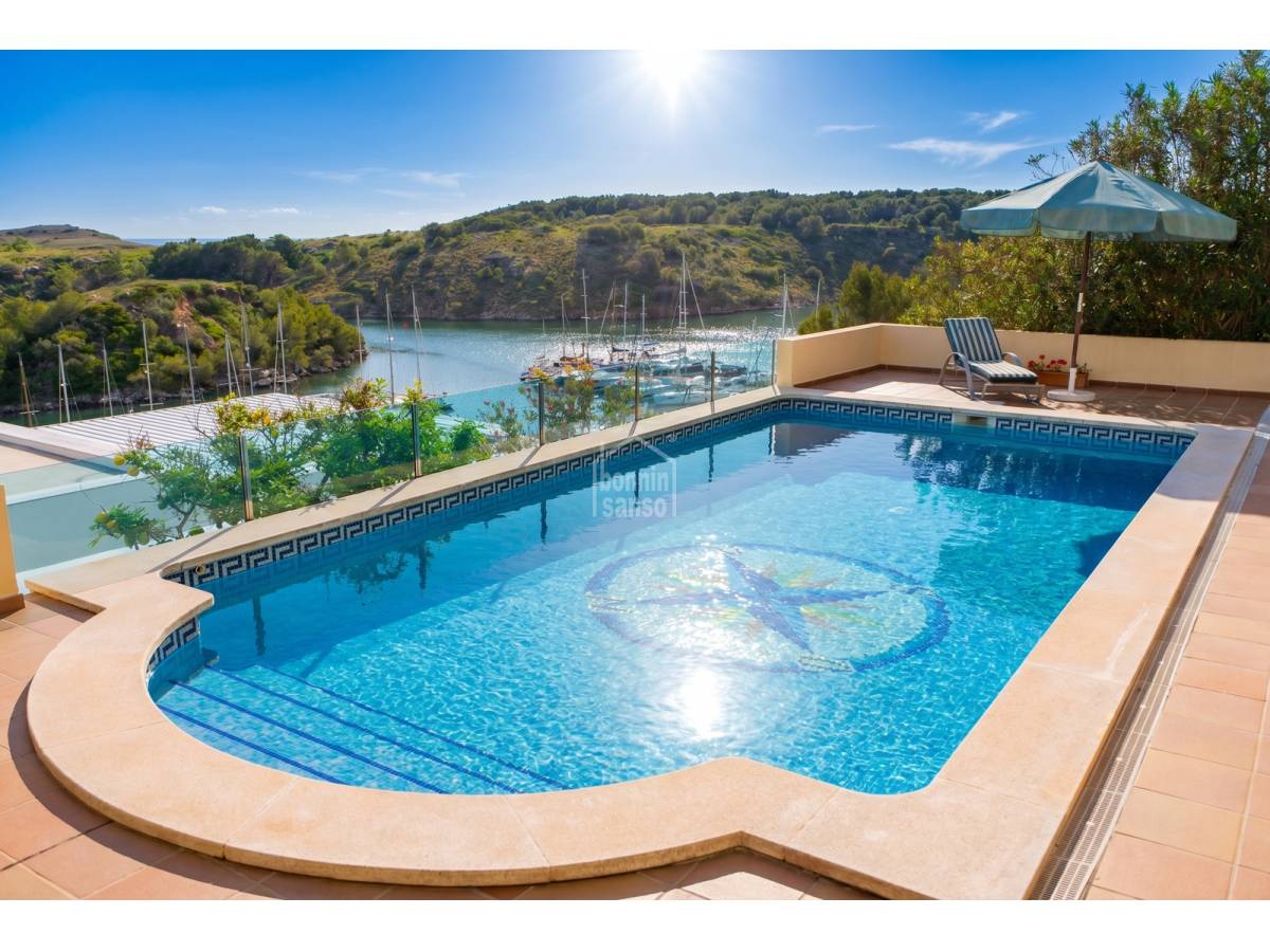 Chalet con impresionantes vistas sobre el puerto de Addaia y la espectacular costa escarpada que se extiende hasta el horizonte, Menorca